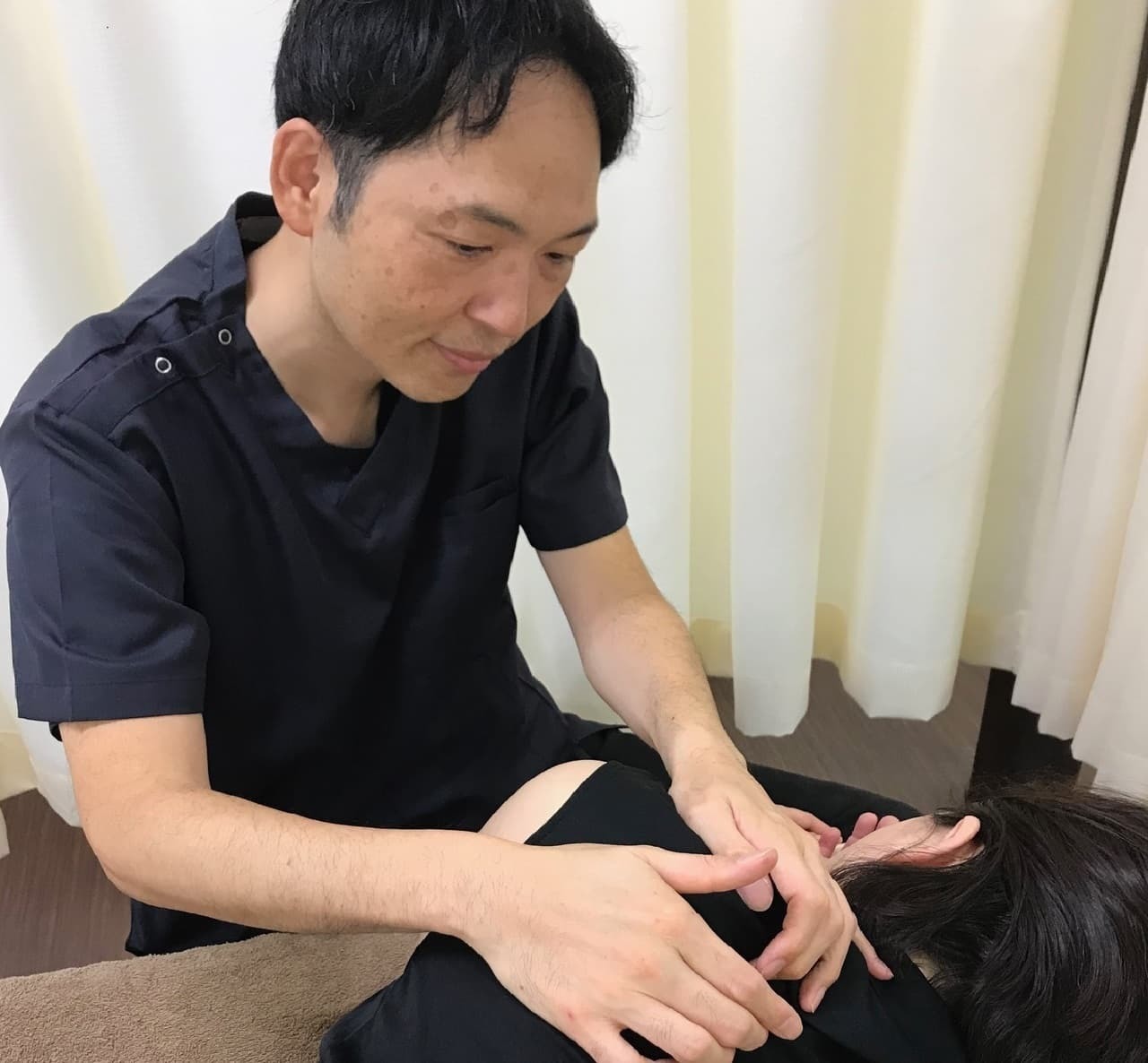 四十肩・五十肩の症状から推定した肋椎関節へSCJM法を行う鍼灸整骨院一心堂の施術風景