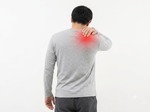 肩こりによる肩の重だるさに悩む男性のイメージ