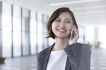 電話をする女性（問い合わせ）