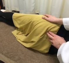 身体に触れる程度のやさしい手技で施術する様子