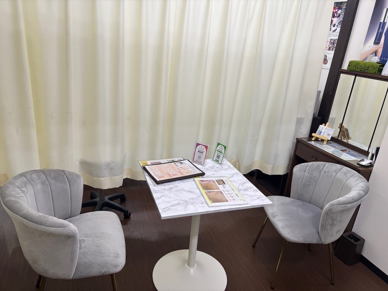 「姫路市のエステサロン プレジール 待合室｜落ち着いた雰囲気の専用スペースで、シミケア、フェイシャルや痩身ケア前にリラックスして過ごせる空間」