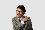 肩を押さえる男性のイメージ写真（四十肩・五十肩）