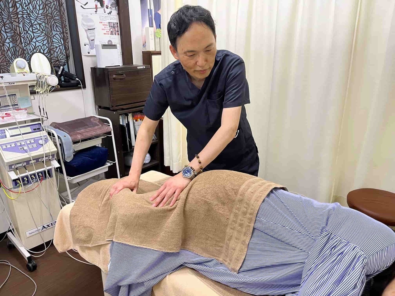 痛みの原因を特定するために施術後の改善反応を確認している様子