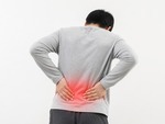 「腰に痛みを感じている人」