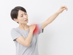 四十肩・五十肩で腕が上がりにくい女性のイメージ