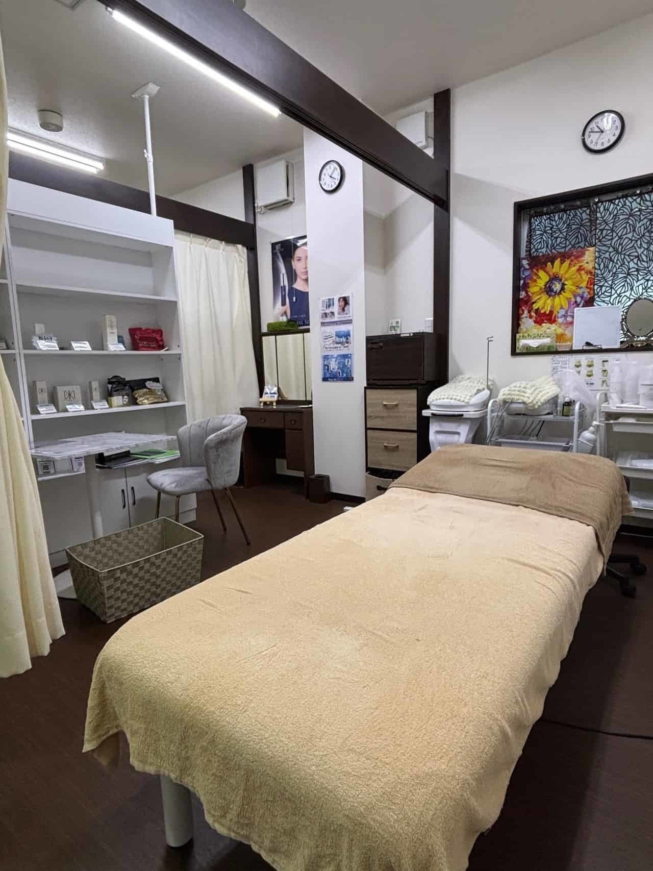 「姫路市のエステサロン プレジール 施術室｜プライバシーに配慮した個室で、最新の美容機器を使いシミケア、フェイシャルや痩身ケアをリラックスして受けられる空間」