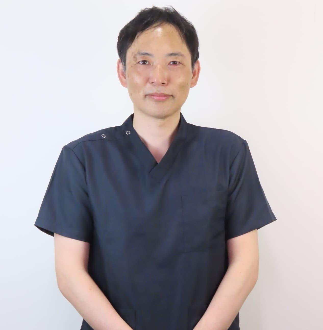 「鍼灸整骨院一心堂の院長が、四十肩・五十肩の相談を受け付けているイメージ」