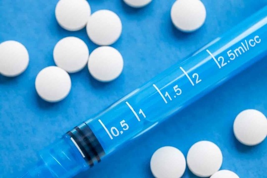 四十肩・五十肩の治療で行われるステロイド注射やヒアルロン酸注射など、薬物療法のイメージ（姫路市・鍼灸整骨院一心堂）」