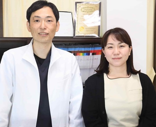 姫路市の鍼灸整骨院一心堂 院長と女性スタッフの写真。国家資格者による施術と女性スタッフのサポートで、初めての方や女性も安心して通える雰囲気を伝えています。