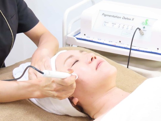 「姫路市の鍼灸整骨院一心堂 併設のエステサロン『プレジール』で行う美容施術イメージ。女性スタッフによるフェイシャルケアで、シミケア・美肌・リフトアップ・痩身・アンチエイジング効果を目的としています。安心して受けられる美容エステの様子を示しています。」