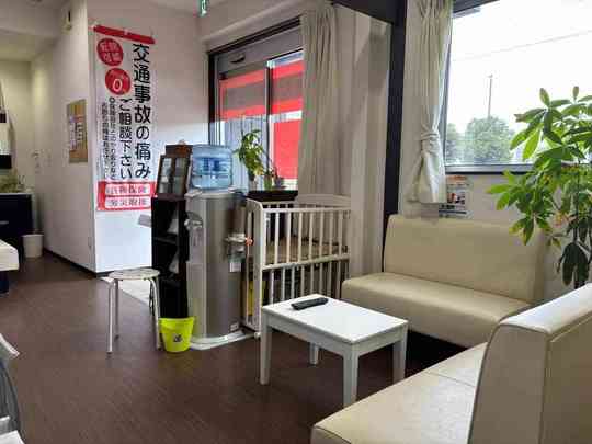 「姫路市の鍼灸整骨院一心堂 待合室｜ベビーベッドを備えた明るく清潔な空間、赤ちゃん連れでも安心です」