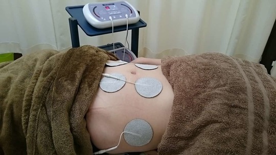 姫路市の鍼灸整骨院一心堂による体幹トレーニング（EMS）。体幹の筋力を強化し、痛みの再発予防や健康維持をサポートする施術機器を使用しています。