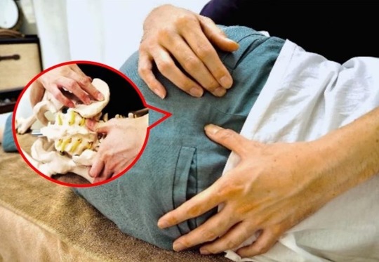 仙腸関節まわりを丁寧に調整する施術風景。姫路市の鍼灸整骨院一心堂では、SCJM法を用いて関節の機能異常を改善し、腰痛や坐骨神経痛の原因にアプローチしています。