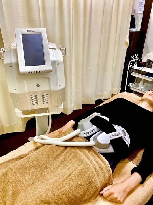 姫路市プレジールでトランスビートによる電磁パルス痩身施術を受ける男性｜メンズエステ