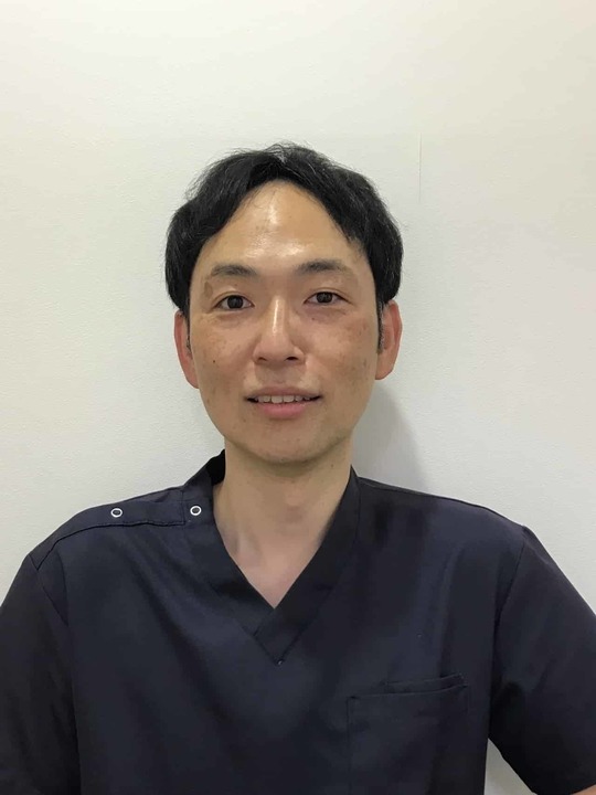 姫路市の鍼灸整骨院における足底腱膜炎の説明と施術者のイメージ。足裏の痛みの原因が別の部位にある可能性を解説している画面