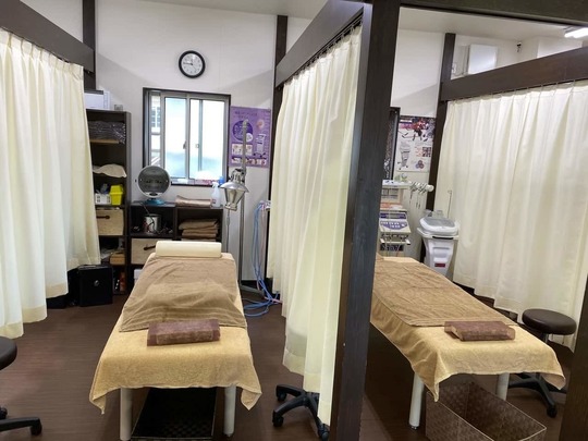 「姫路市の鍼灸整骨院一心堂 施術室｜カーテンで仕切られた落ち着いた空間に施術ベッドを備え、安心して施術を受けられる環境です」