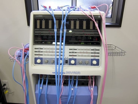 「四十肩・五十肩の治療で使用される電気治療器の写真。温熱療法や電気刺激療法によって血流を促進し、痛みや筋緊張の緩和を目的とした物理療法のイメージ（姫路市・鍼灸整骨院一心堂）」