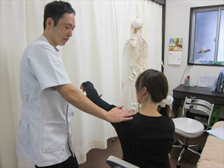 「姫路市の鍼灸整骨院一心堂で、院長が肩や腕の可動域検査を行っている様子。柔道整復師・鍼師・灸師の国家資格を持つ院長が全ての施術を担当し、予約優先制で待ち時間を減らし、安心できる施術環境を提供しています。」