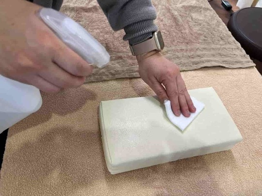 「姫路市の鍼灸整骨院一心堂｜施術用まくらを丁寧に清掃・消毒し、衛生的な院内環境づくりに取り組んでいる様子」