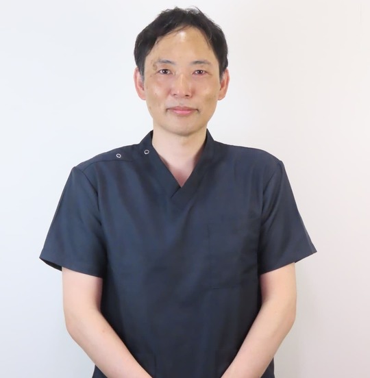「姫路市の鍼灸整骨院一心堂 院長・西川貴雄の顔写真。柔道整復師・鍼師・灸師の国家資格を持ち、臨床17年以上で延べ3万人以上を施術。地域の方に寄り添い、根本改善を目指す想いから2013年に開業しました。」
