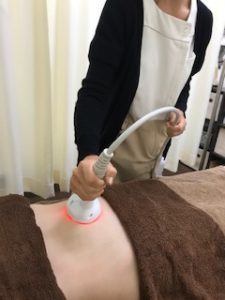 姫路市プレジールでラジオ波による腹部痩身施術を受ける男性｜メンズエステ