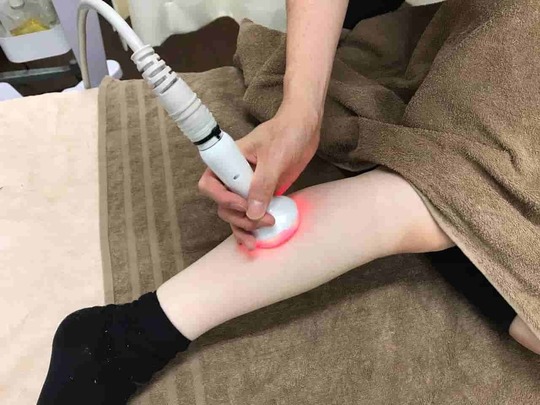 「姫路市の鍼灸整骨院一心堂 ラジオ波施術｜脚にプローブをあてて体を深部から温め、血流改善や筋緊張の緩和を行う様子」
