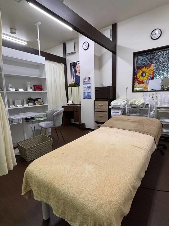 「姫路市のエステサロン プレジール 施術室｜プライバシーに配慮した個室で、最新の美容機器を使いシミケア、フェイシャルや痩身ケアをリラックスして受けられる空間」