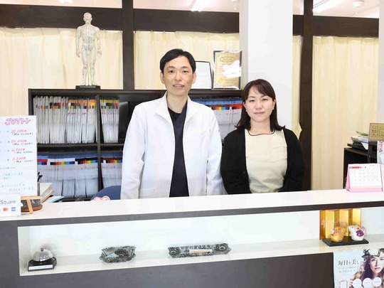 「姫路市の鍼灸整骨院一心堂 受付風景｜院長とスタッフが笑顔で患者さまをお迎えしています」